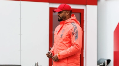 Die dicke Jacke durfte Trainer Vincent Kompany daheim lassen. (Foto: Matthias Balk/dpa)