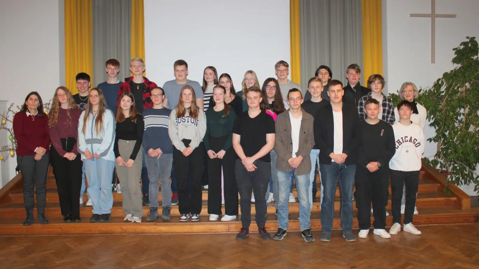 Beim Evangelischen Forum Westmittelfranken in Feuchtwangen stellten die Ethikschülerinnen und -schüler des Gymnasiums Feuchtwangen mit ihrer Lehrerin Dr. Barbara Haas (links) ihr Projekt „Die Schopflocher Juden im Dritten Reich“ vor. (Foto: Herbert Dinkel)