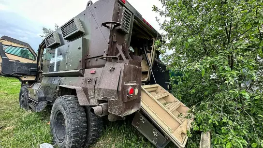 Auf diesem vom Telegrammkanal des Gouverneurs der Region Belgorod veröffentlichten Handout-Foto ist ein beschädigtes Militärfahrzeug zu sehen. (Foto: Uncredited/Belgorod region governor Vyacheslav Gladkov telegram channel/AP)