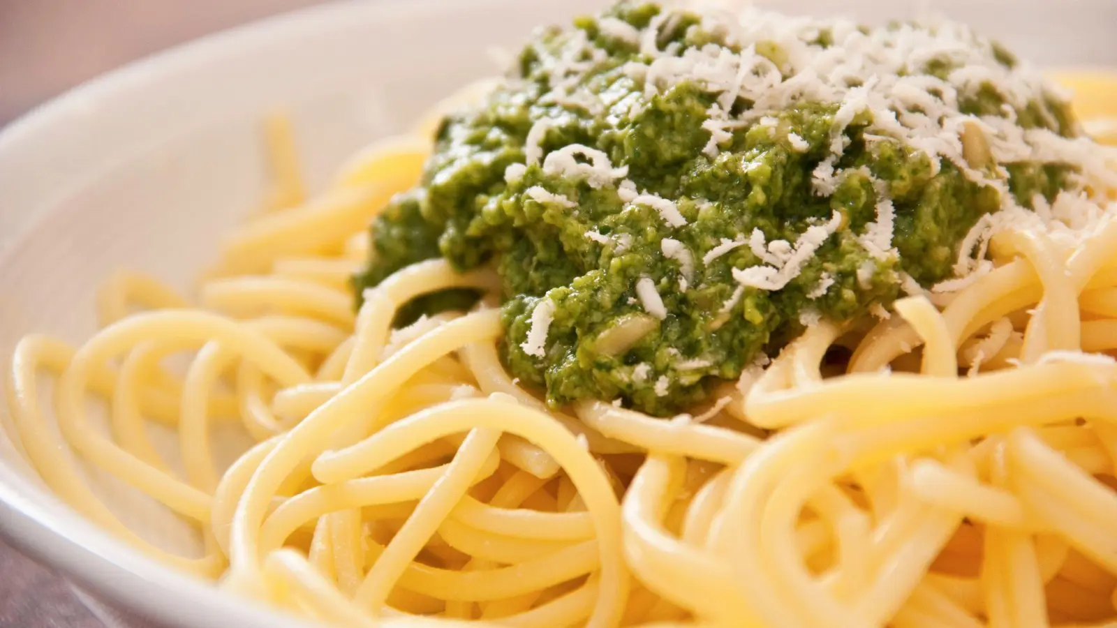 Spaghetti mit grünem Pesto geht immer. Das Magazin „Öko-Test“ gibt nun einem Drittel der getesteten Pestos auch grünes Licht.  (Foto: Mascha Brichta/dpa-tmn)