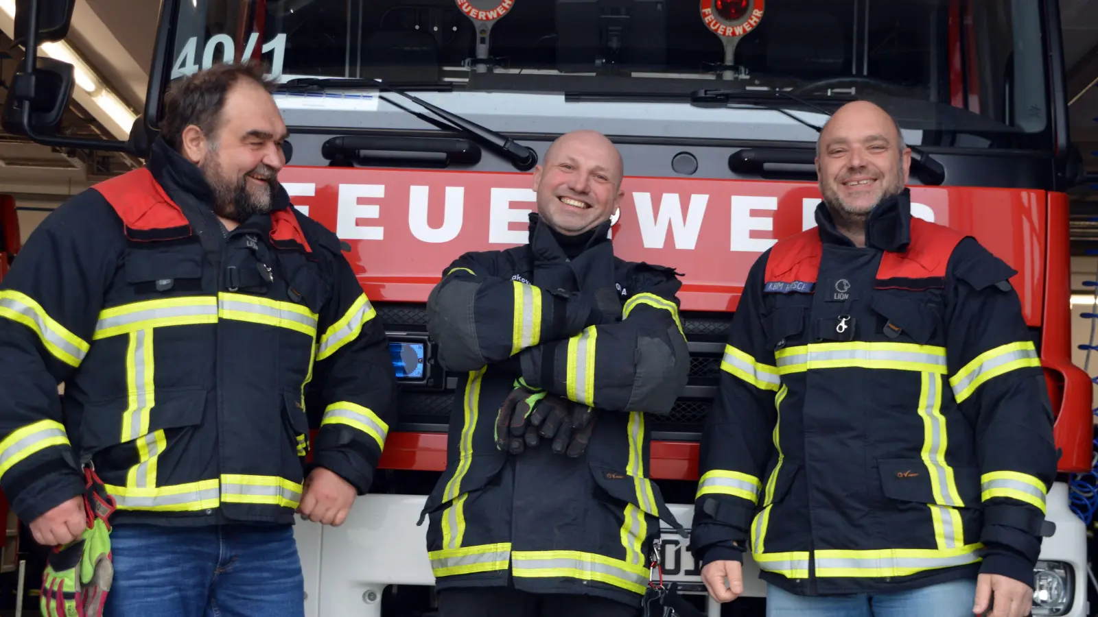 Ein starkes Team bei der Uffenheimer Feuerwehr, mit Kommandant Dietmar Braun, Aleksejs Sestakovs und Kreisbrandmeister Jochen Hirsch (von links). (Foto: Johannes Zimmermann)