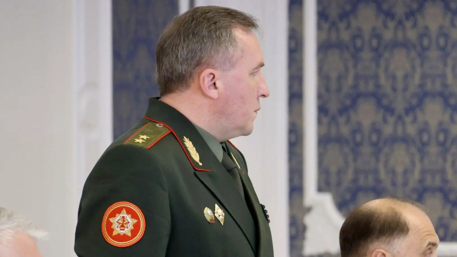 Verteidigungsminister Viktor Chrenin (M) hat die Militärdoktrin von Belarus überarbeitet. (Foto: Nikolai Petrov/BelTA Pool/AP/dpa)