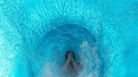 Wenn man mit aufgeheizter Haut ins kühle Wasser springt, ist das eine Belastung für den Kreislauf. Deshalb sollte man auch nicht mit vollem Magen schwimmen gehen. (Foto: Maja Hitij/dpa/dpa-tmn)