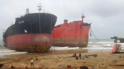Schiffe an der Küste in Pakistan wurden auf Grund gesetzt, damit sie abgewrackt werden können. (Foto: Ppi/Zuma Press/dpa)