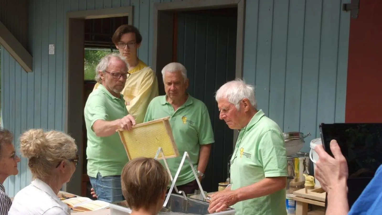 Das Imkerteam Josef Heller, Josef Weiss, Wolfgang Hille bei der Ausbildung der Neuimker (von rechts). (Foto: Heinz Weitze)