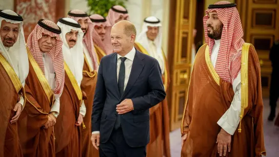 Bundeskanzler Olaf Scholz mit dem saudischen Kronprinzen Mohammed bin Salman (r) im Al-Salam-Palast von Dschidda. (Foto: Kay Nietfeld/dpa)