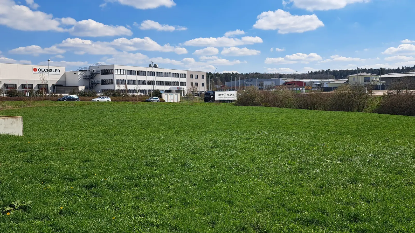 Das etwa 3900 Quadratmeter große Grundstück an der Gottlieb-Daimler-Straße in Brodswinden gehört der Stadt. Die ursprünglich hier vorgesehene Regenrückhalte-Anlage wird nicht mehr gebraucht. (Foto: Florian Schwab)