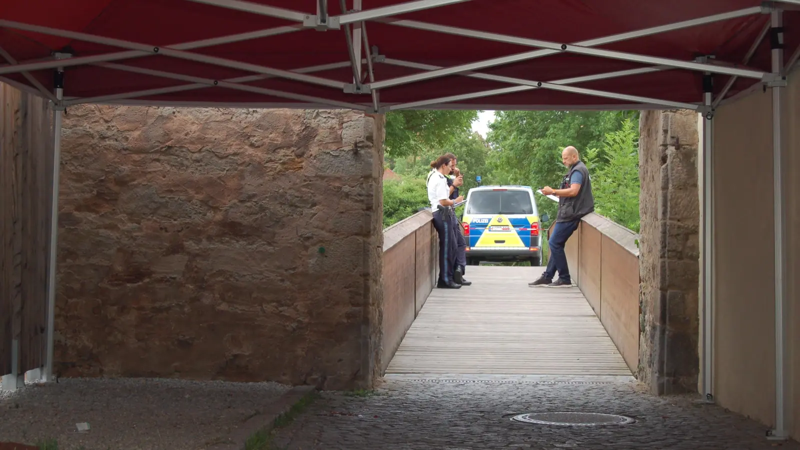 Die Ruhe nach dem Sturm: Der Polizeibeamte musste sich über den Holzsteg zurückziehen, weil der Angreifer auf ihn zulief. Kurz nach dem Torbogen fiel dann der Schuss, der den 23-Jährigen stoppte. (Foto: Markus Weinzierl)
