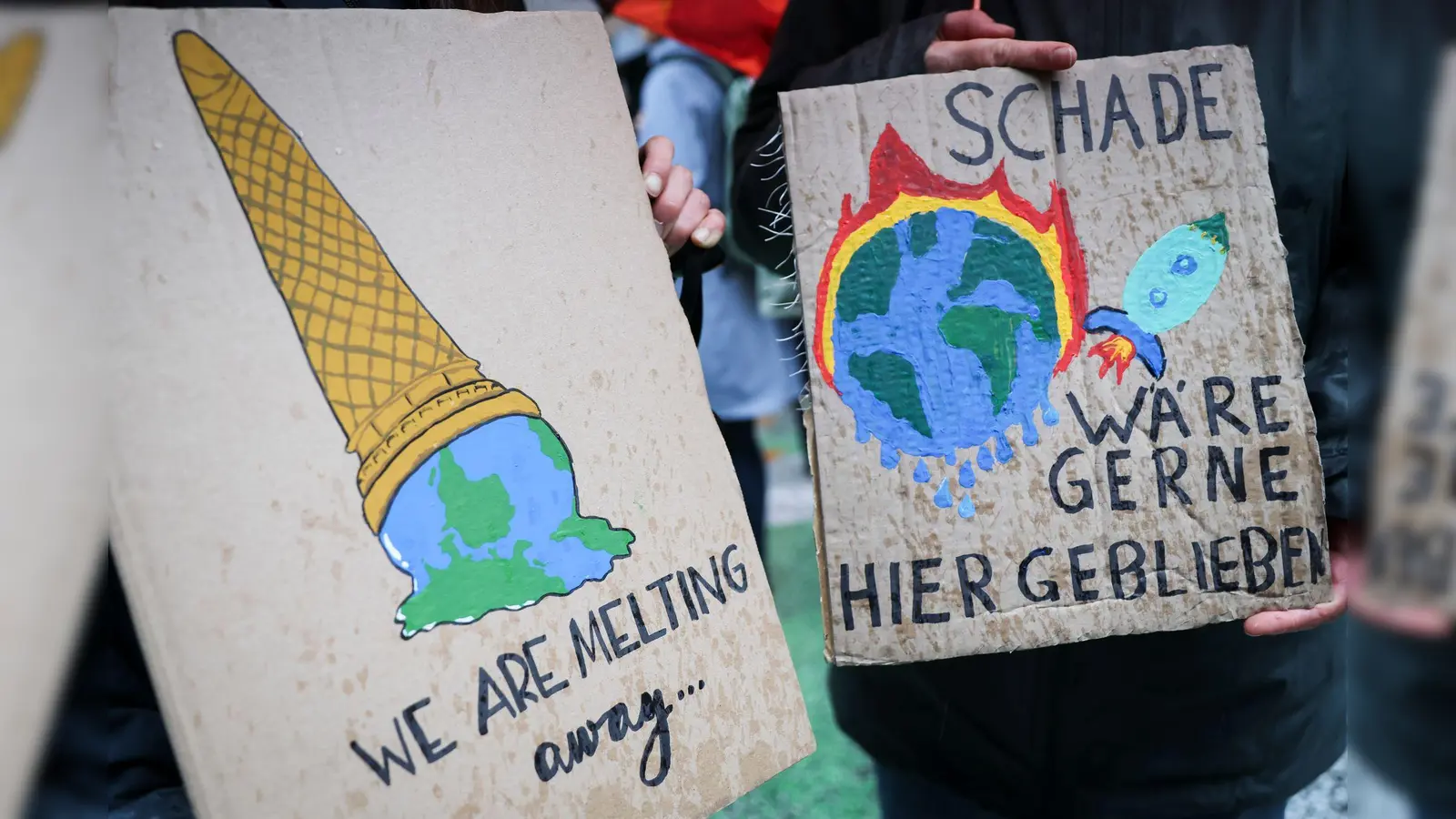 Auf einem Klimaprotest machen Plakate auf die eskalierende Krise aufmerksam. (Symbolbild) (Foto: Christian Charisius/dpa)