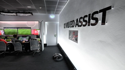 Die Arbeit an den Monitoren erfordert hohe Konzentration. (Archivbild) (Foto: Federico Gambarini/dpa)