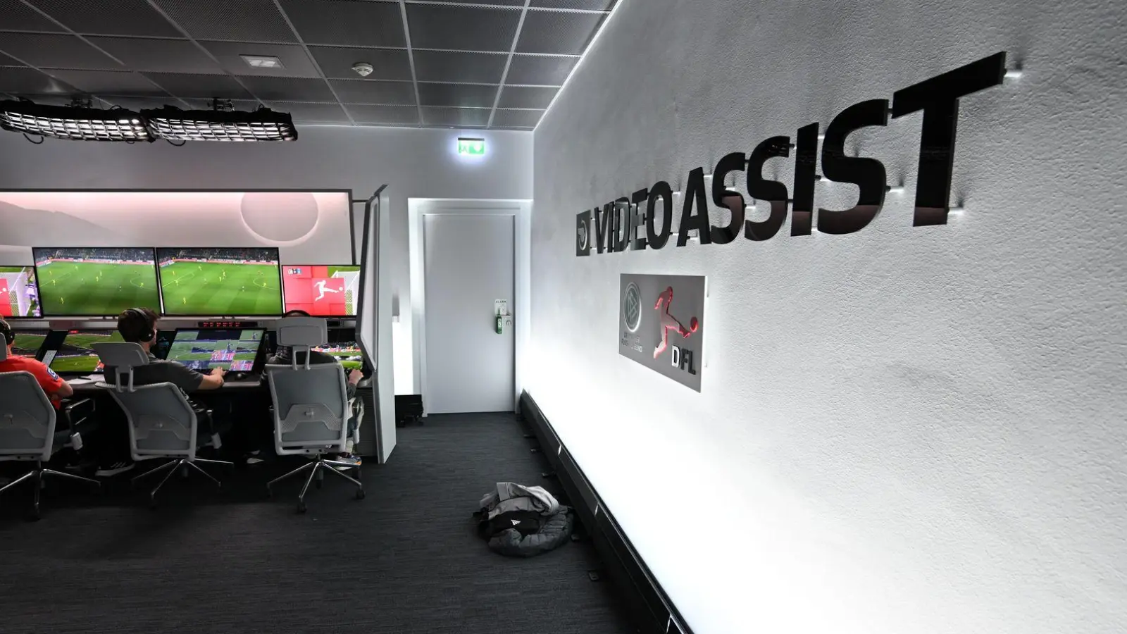 Die Arbeit an den Monitoren erfordert hohe Konzentration. (Archivbild) (Foto: Federico Gambarini/dpa)