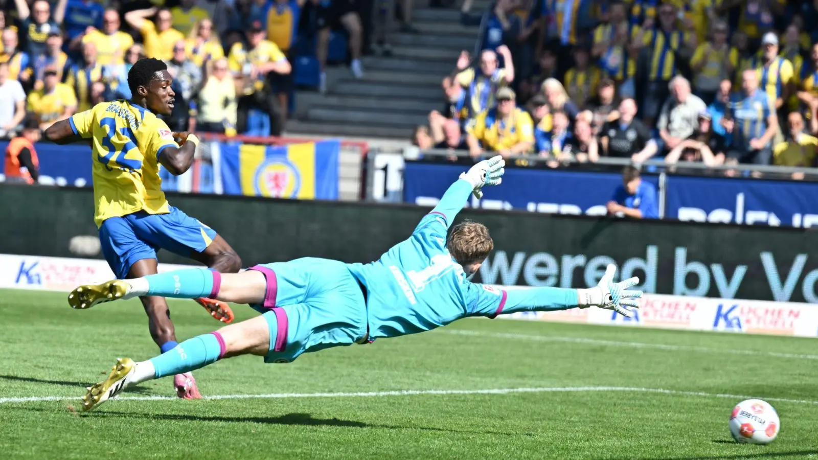 Schoss die Eintracht in Führung: Braunschweigs Christian Conteh (l). (Foto: Swen Pförtner/dpa)