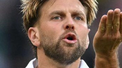 Küsschen für die Fans: Werder Bremens Torjäger Niclas Füllkrug nach seinem ersten von zwei Toren beim 2:2 gegen Paderborn. (Foto: Carmen Jaspersen/dpa)
