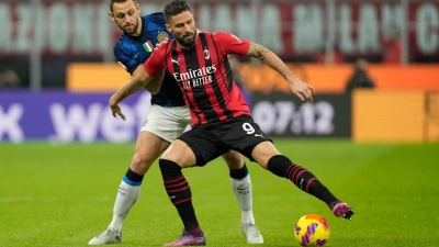 Olivier Giroud (r) vom AC Mailand kämpft mit Stefan de Vrij von Inter Mailand um den Ball. (Foto: Antonio Calanni/AP/dpa/Archivbild)