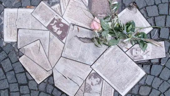 Erinnerung an die Geschwister Scholl und ihre Mitstreiter: Flugblätter der „Weißen Rose“ als Denkmal in den Boden eingelassen vor dem Eingang der Ludwig-Maximilians-Universität. (Foto: Sven Hoppe/dpa)