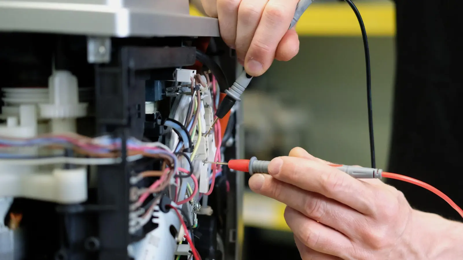 Ersatzteile sollen nicht so teuer sein, damit sich Verbraucherinnen und Verbraucher für die Reparatur entscheiden. (Illustration) (Foto: Sebastian Willnow/dpa)