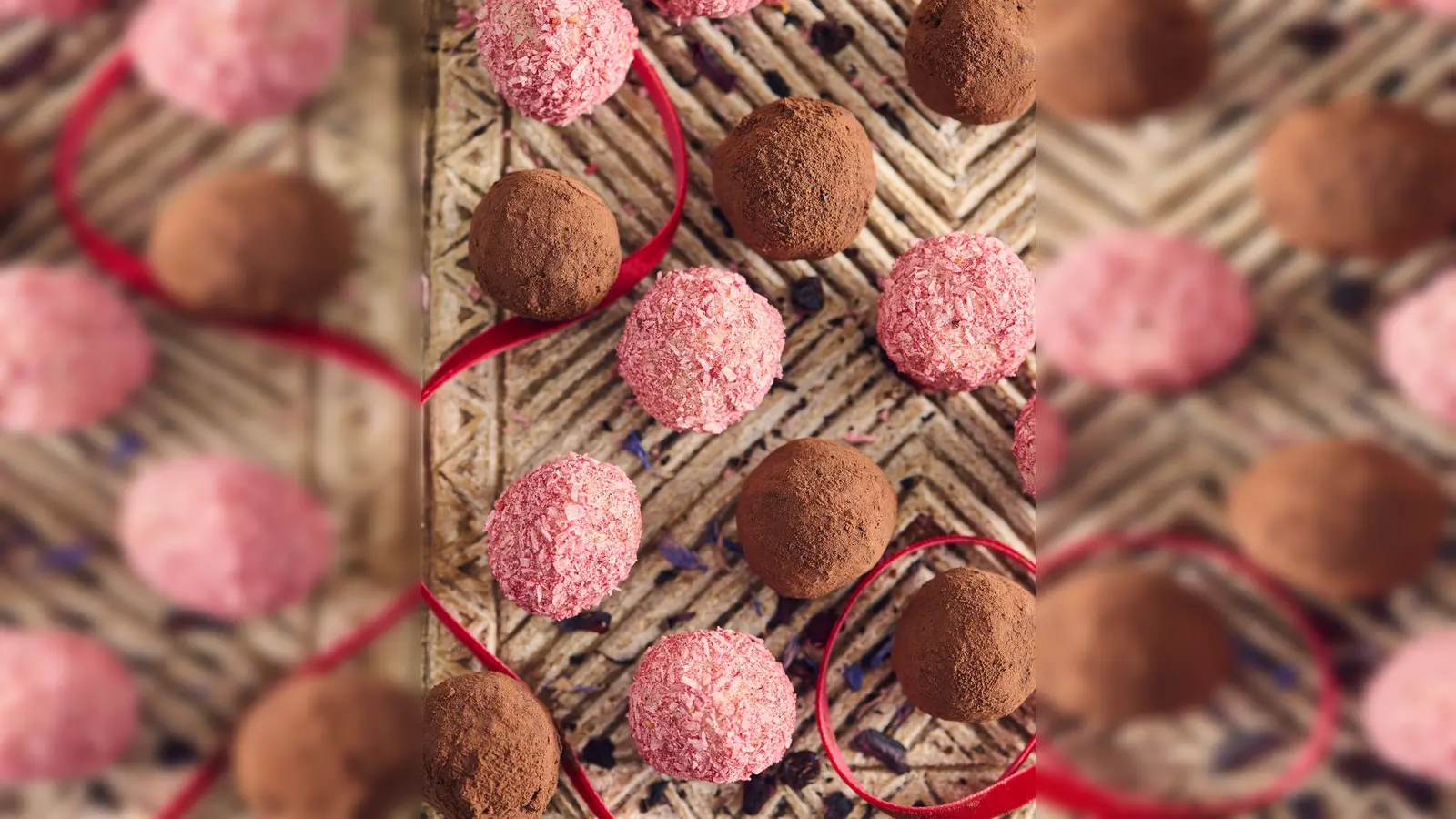 Die dunklen Zartbitter-Trüffel sind mit Earl Grey gemacht, die rosa Trüffel mit weißer Schokolade und Früchtetee. (Foto: teeverband.de/dpa-tmn)