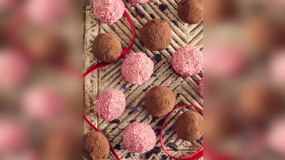 Die dunklen Zartbitter-Trüffel sind mit Earl Grey gemacht, die rosa Trüffel mit weißer Schokolade und Früchtetee. (Foto: teeverband.de/dpa-tmn)