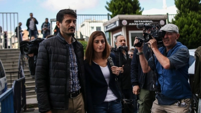 Die deutsche Journalistin und Übersetzerin Mesale Tolu (M), hier in Begleitung ihres Ehemannes Suat Corlu (l), ist nach jahrelangem Prozess in der Türkei freigesprochen worden. (Foto: Emrah Gurel/AP/dpa)