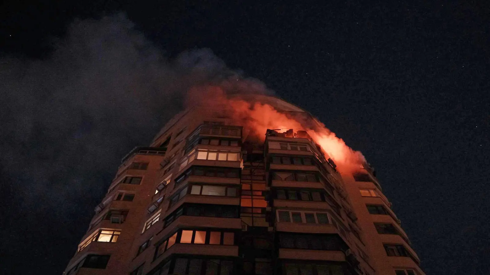 Russland überzog die Ukraine in der Nacht erneut mit Luftangriffen.  (Foto: Uncredited/Ukrainian Emergency Service/AP/dpa)