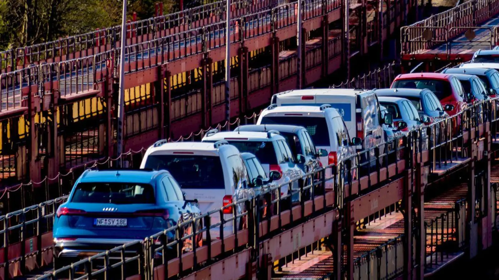 Huckepack genommen: Aber geht von den Fahrzeugen auf dem Autozug eigentlich eine Betriebsgefahr aus? Ein Gericht musste in einem Fall auch diese Frage klären. (Foto: Axel Heimken/dpa/dpa-tmn)