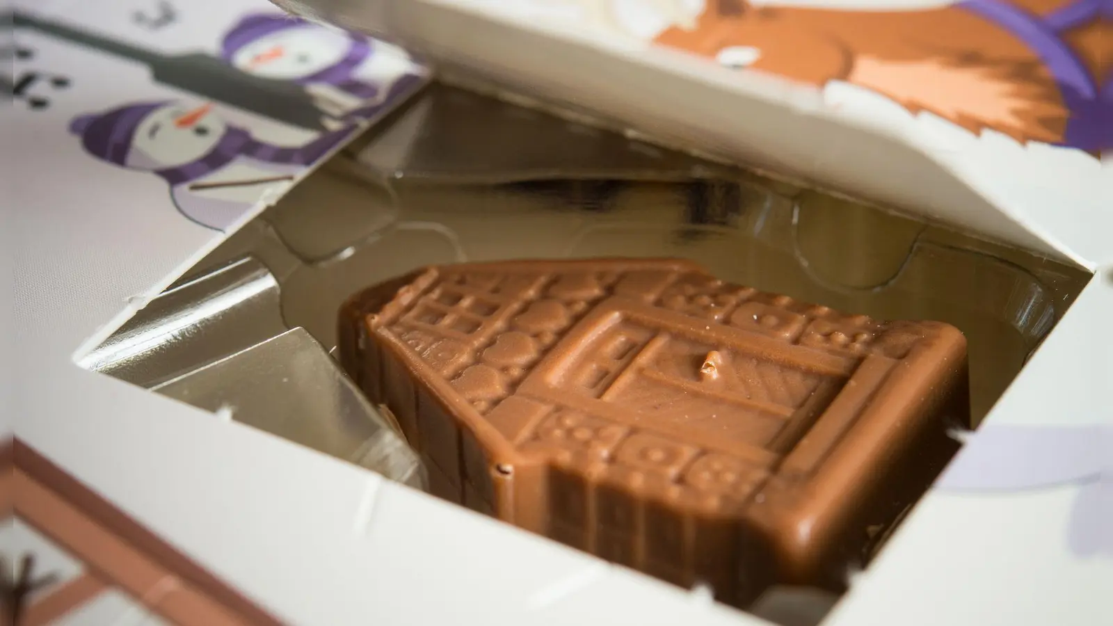 In vielen Adventskalendern steckt Schokolade - und die ist deutlich teurer geworden. (Symbolbild) (Foto: Patrick Pleul/dpa/dpa-tmn)