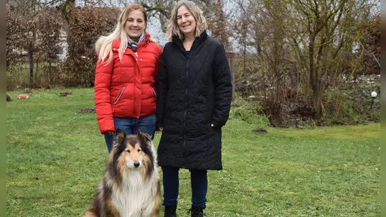 Tanja Froschauer (links) und Andrea Stöhr-Manz möchten mit der Ausbildung im März starten. Schulhund Lucky hat sie hinter sich. (Foto: Ute Niephaus)