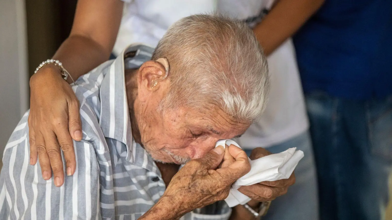 Der Vater von Luis Díaz mit Tränen in den Augen, nachdem er die Nachricht erhalten hat, dass er von seinen Entführern freigelassen wird. (Foto: Ivan Valencia/AP/dpa)