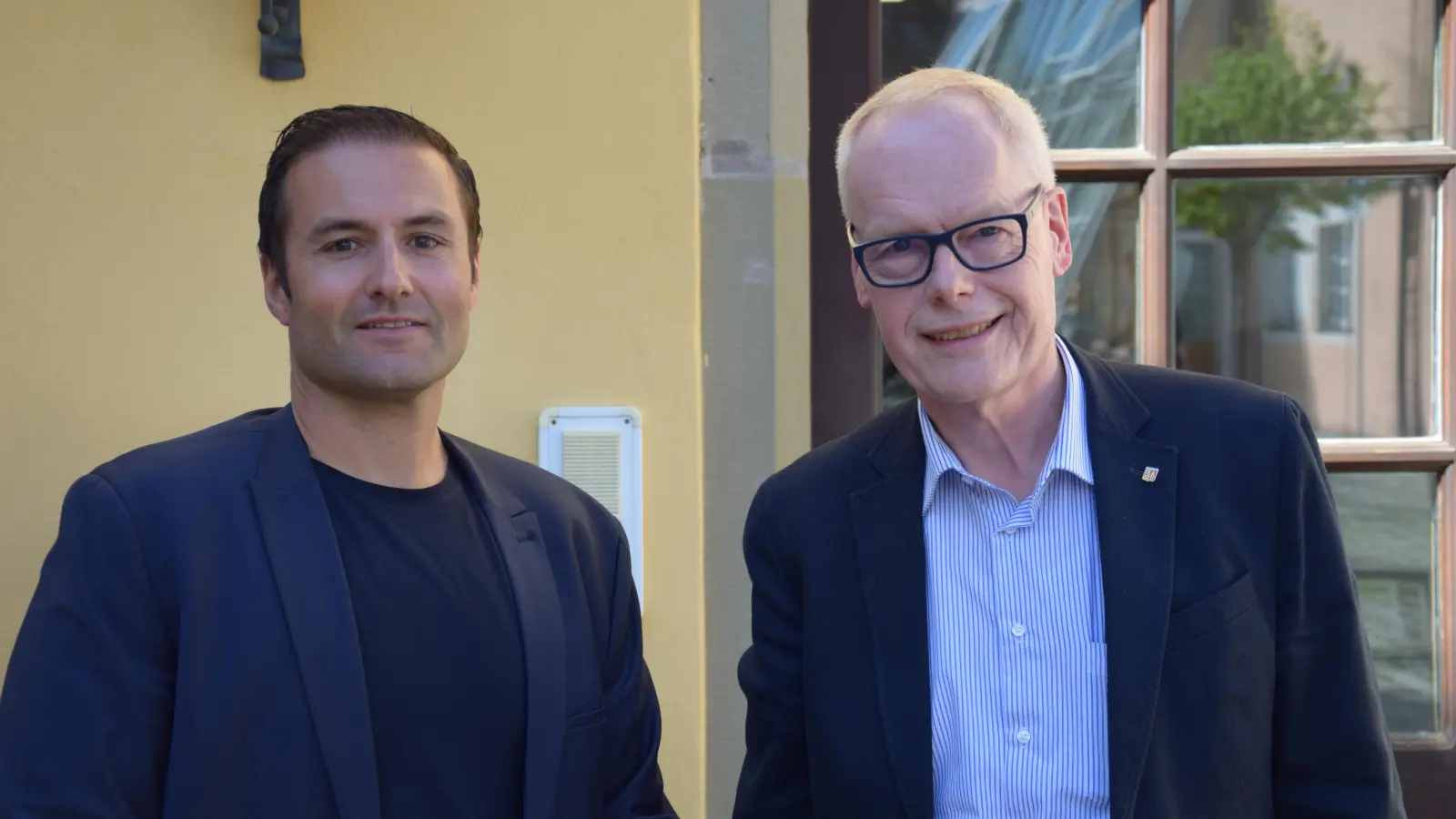 „Aufhören, wenn es noch schön ist“: Heilsbronns Bürgermeister Dr. Jürgen Pfeiffer (rechts) wird 2026 nicht mehr bei der Kommunalwahl antreten. Geht es nach der Heilsbronner CSU, wird Sebastian Gaukler sein Nachfolger im Rathaus. (Foto: Florian Schwab)