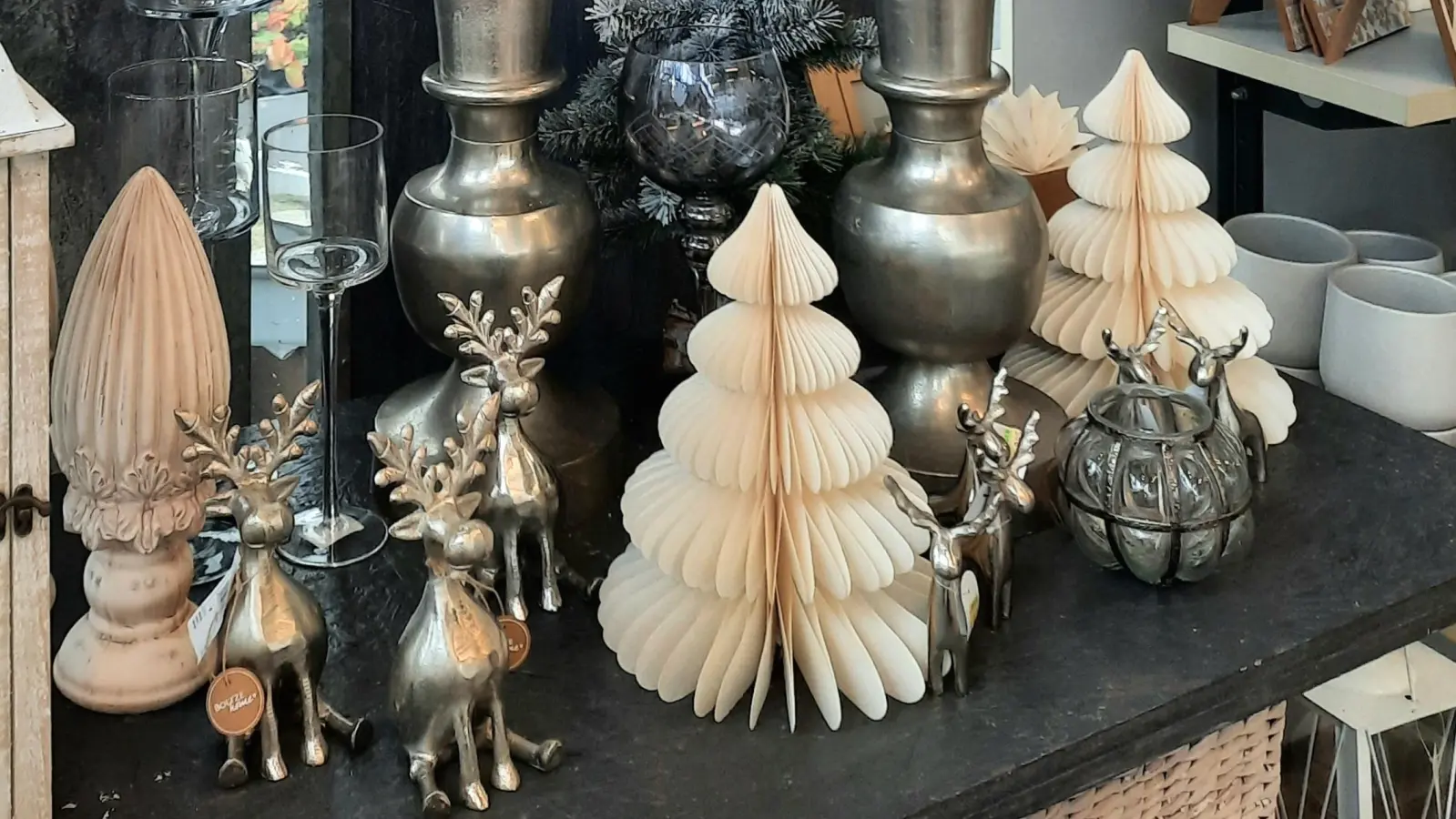 Entdecken Sie wunderschöne Weihnachtsdekoration. (Foto: Rüger Blumenhaus)