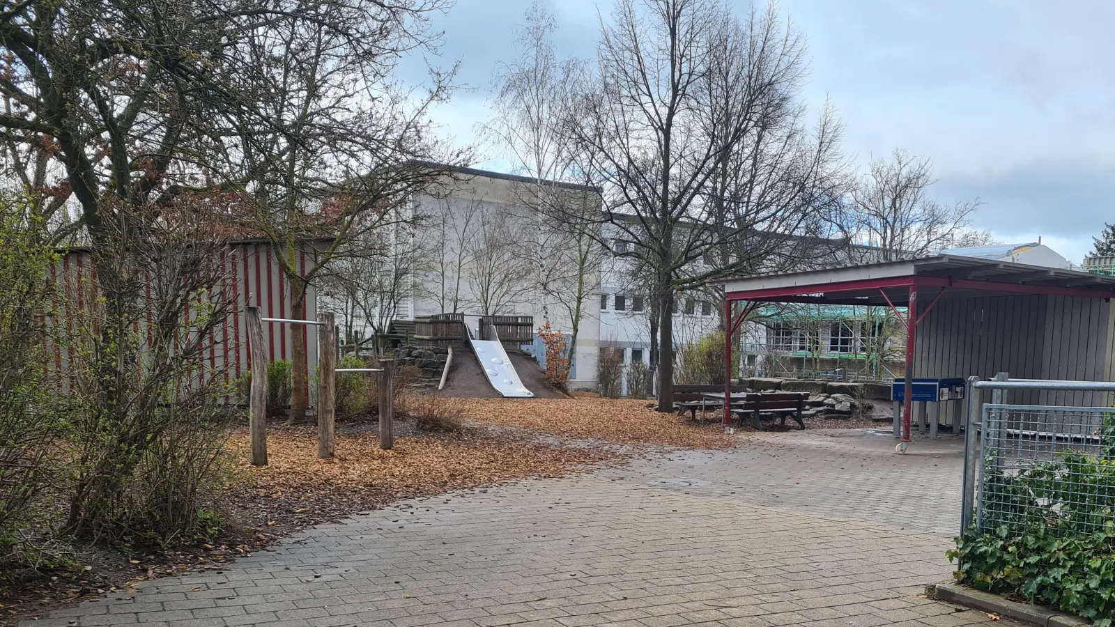 Im Pausenhof der Pastoriusschule soll in Richtung Steller-Gymnasium ein Neubau entstehen, in dem der Offene Ganztag untergebracht wird. (Foto: Anna Franck)