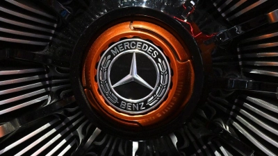 Unter dem Strich fuhr Mercedes-Benz im ersten Quartal mit 3,03 Milliarden Euro rund ein Viertel weniger Konzerngewinn ein. (Foto: Martin Schutt/dpa)