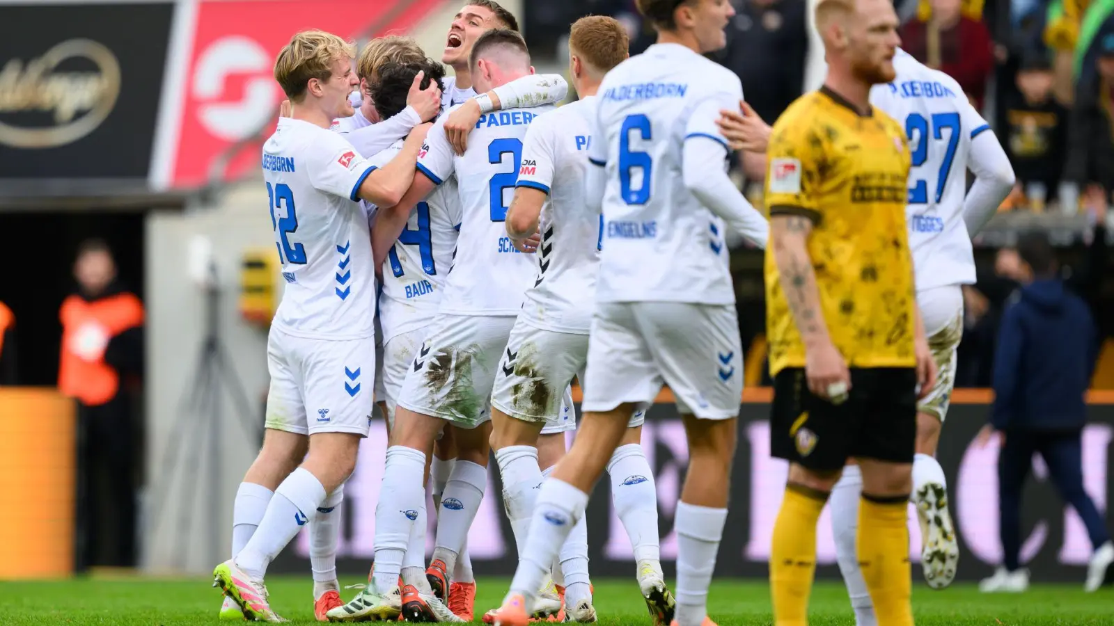 Paderborns Spieler umjubeln Mika Baur (SC Paderborn) nach seinem Tor zum 1:2. (Foto: Robert Michael/dpa)