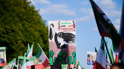 Weltweit sind am Wochenende Menschen für die Rechte von Frauen im Iran auf die Straße gegangen. (Foto: Annette Riedl/dpa)