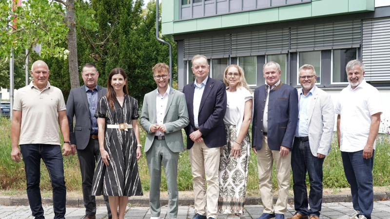 Viele neue Gesichter im Verwaltungsrat von ANregiomed (von links): Wolfgang Nabers, Frank Reisner, Michaela Ebner, Vorsitzender Marco Meier, stellvertretender Vorsitzender Thomas Deffner, Kathrin Pollack, Gerhard Sauerhammer, Stefan Horndasch und Harald Domscheit. Nur Deffner und Horndasch gehörten dem Gremium bislang an. Nicht im Bild sind Dr. Christoph Hammer, Oliver Rühl und Dr. Hermann Schröter.  (Foto: Landratsamt Ansbach / Fabian Hähnlein)