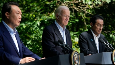 US-Präsident Joe Biden (M), Japans Premierminister Fumio Kishida (r), und Südkoreas Präsident Yoon Suk Yeol bei einer  Pressekonferenz in Camp David. (Foto: Andrew Harnik/AP/dpa)