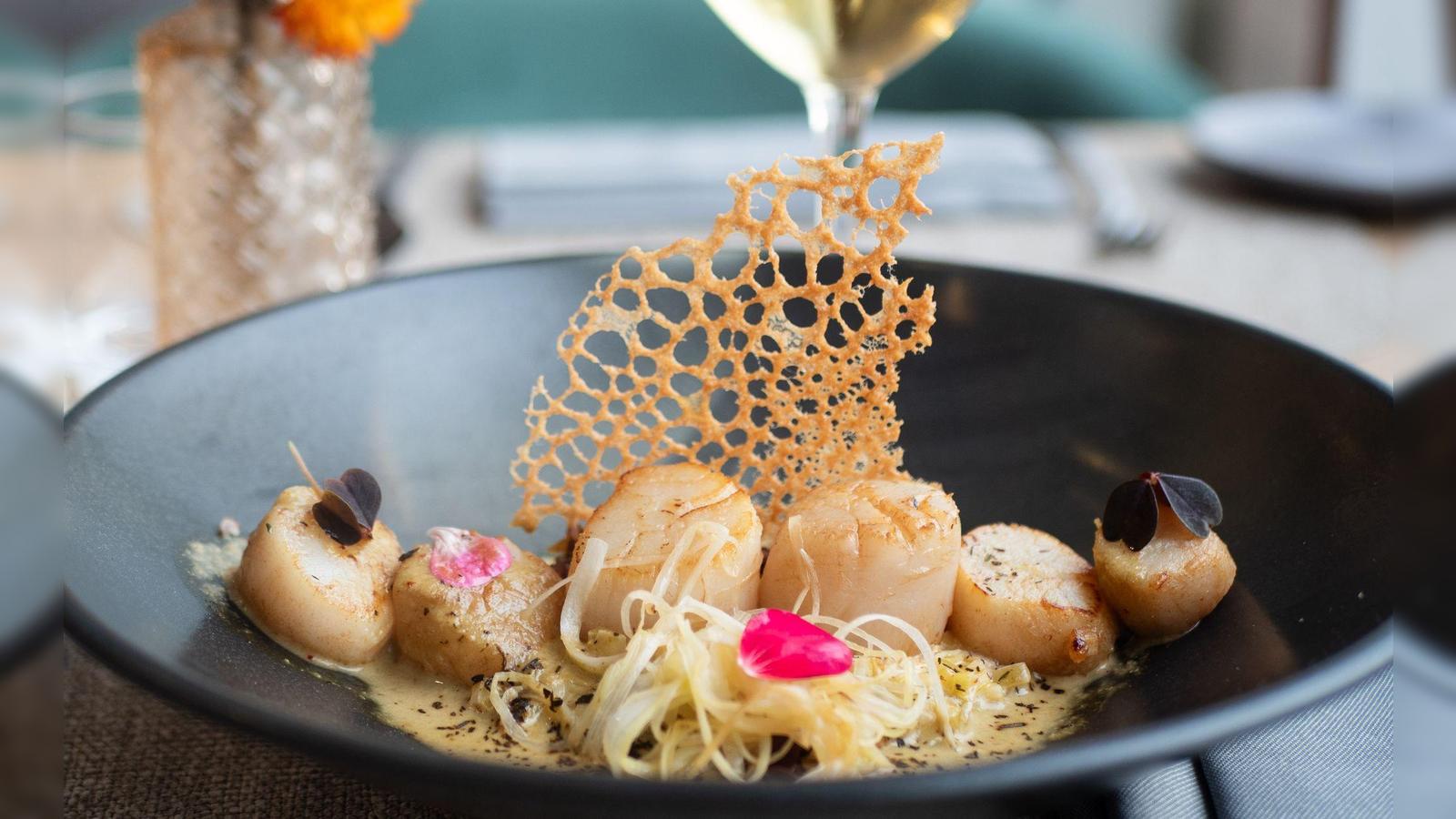 Scallops with leeks on Parmesan quinoa