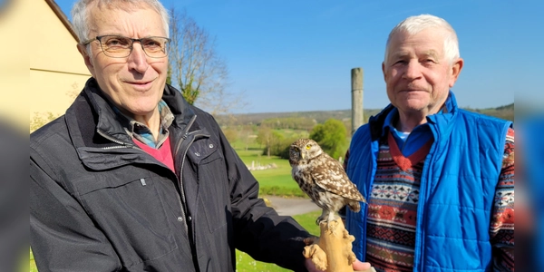 Erwin Taube (links) und Manfred Heinl mit einem präparierten Steinkauz. (Foto: Nina Daebel)