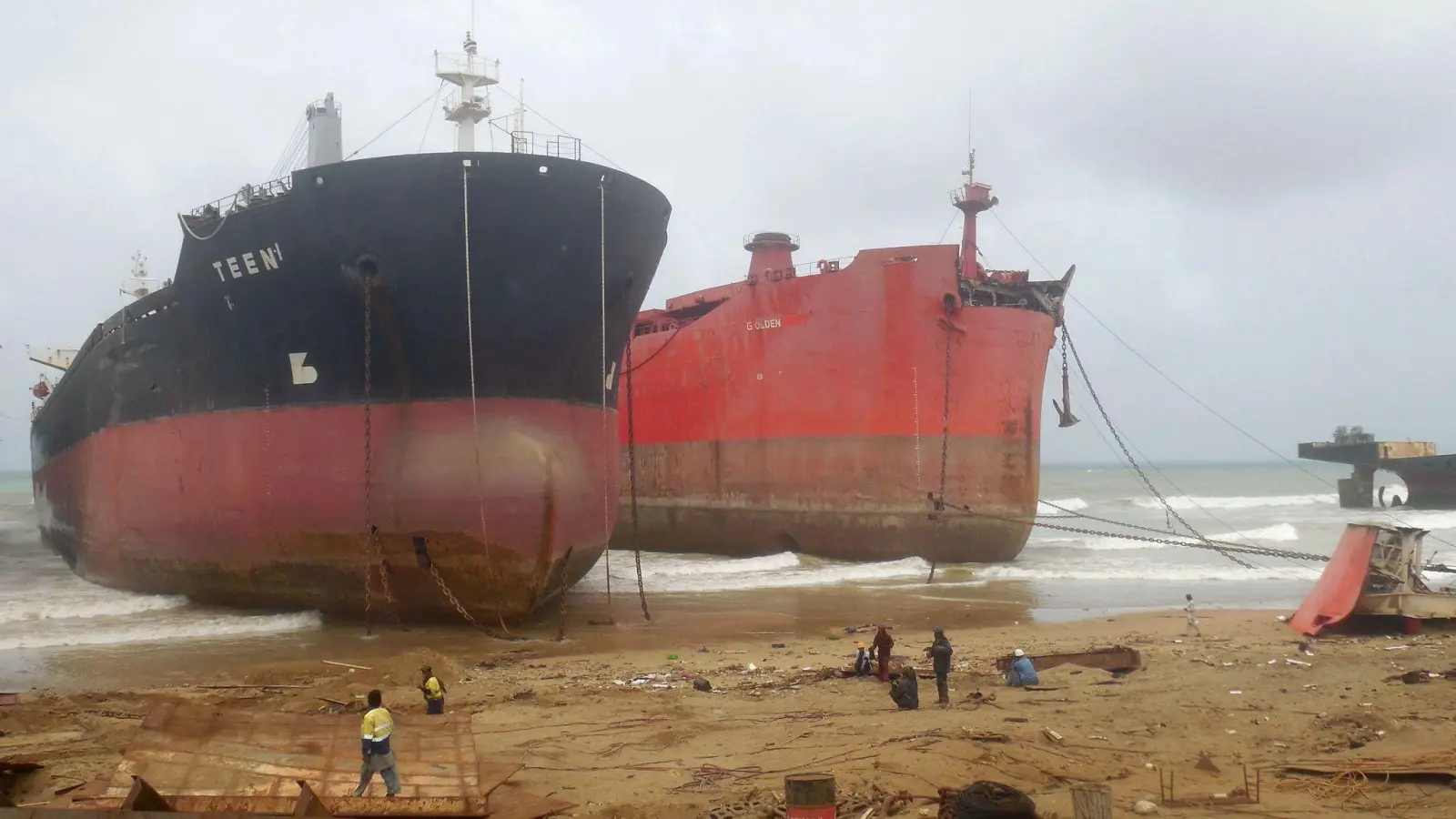 Große Schiffe wurden an der Küste vor Gadani in Pakistan auf Grund gesetzt, damit sie abgewrackt werden können. (Foto: Ppi/Zuma Press/dpa)