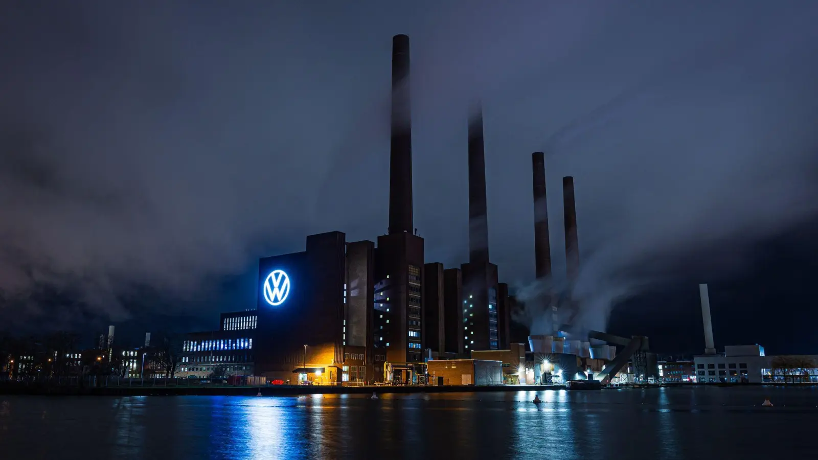 Der Stammsitz von Volkswagen in Wolfsburg hat die größte Autoproduktion Deutschlands. (Archivbild) (Foto: Moritz Frankenberg/dpa)