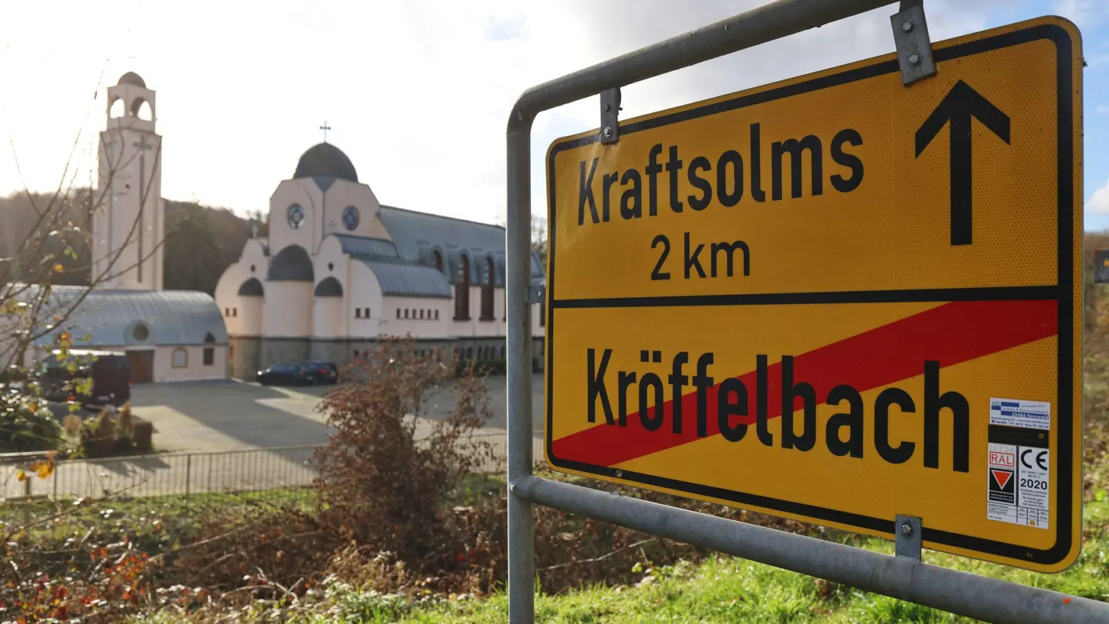 Das Baby war den Angaben zufolge vor einem Kloster in Waldsolms gefunden worden.  (Foto: Christian Lademann/dpa)