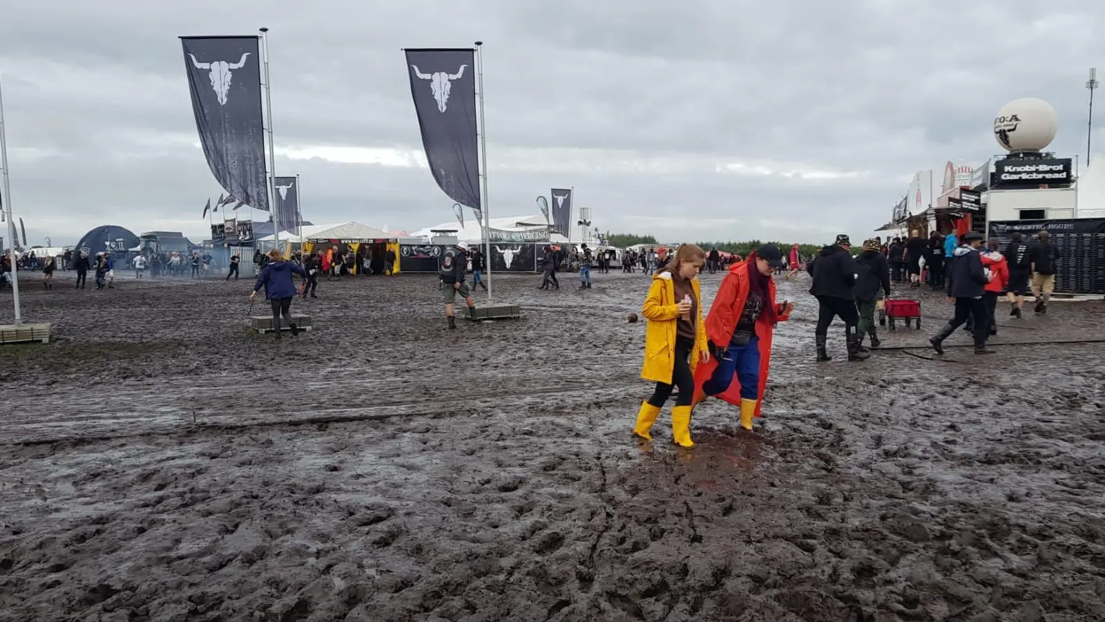Das Wacken-Festival ist durch den tagelangen Regen zur Schlammschlacht geworden – und nicht alle Besucher durften ihre Zelte vor Ort aufschlagen. (Foto: Sandra May)