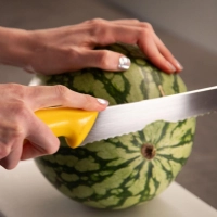 Mit der richtigen Schnitttechnik soll sich eine Wassermelone ganz einfach von Kernen und Samenschalen befreien lassen. (Foto: Christin Klose/dpa-tmn)