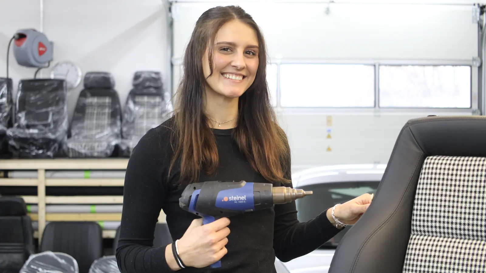 Sina Weber im Werkstattraum der FE-Autosattlerei in Neusitz. (Foto: Constantin Prosch)