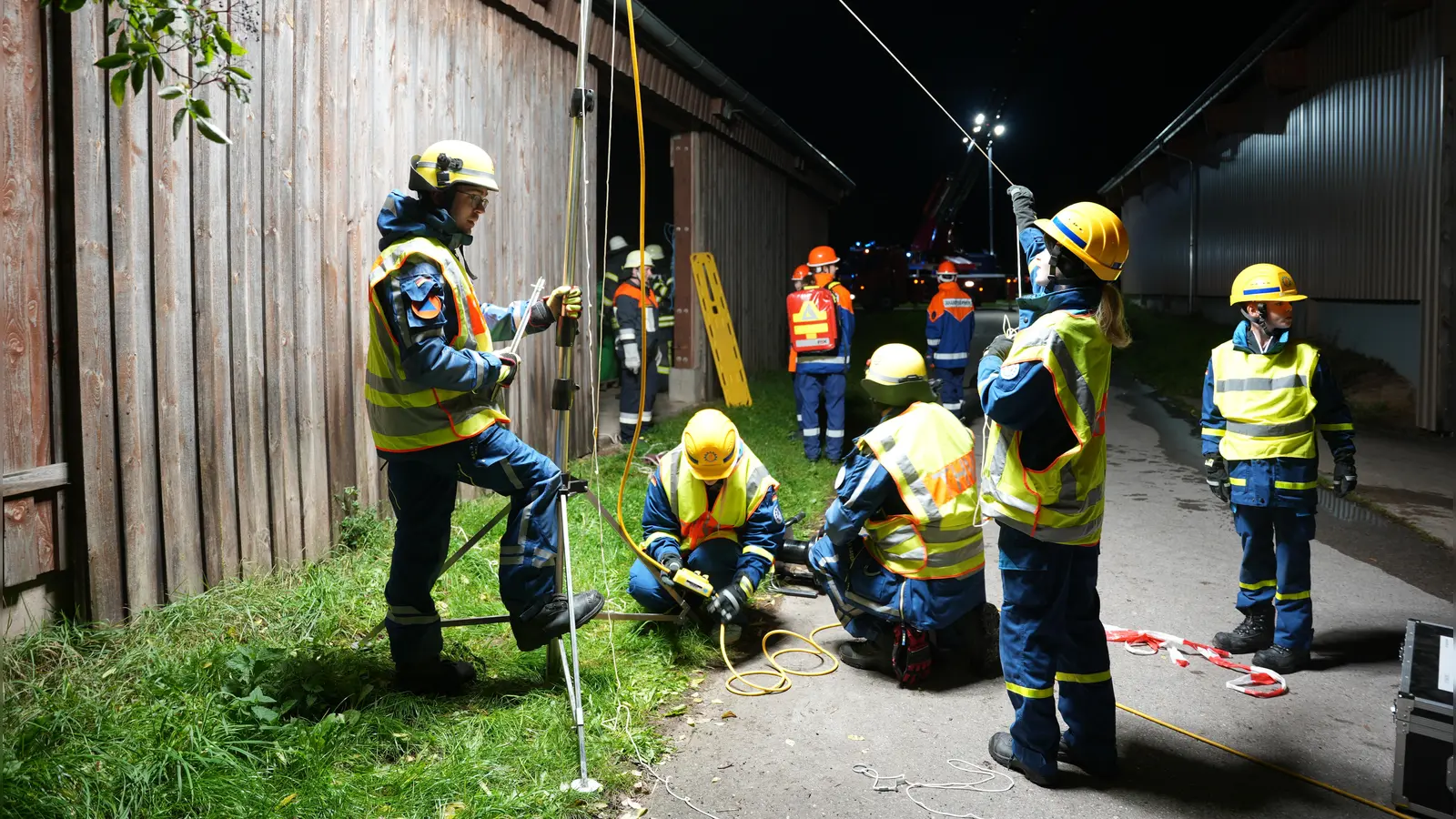 Der Nachwuchs machte alles richtig: Hier kümmerte sich die THW-Jugend um die Ausleuchtung des Areals. (Foto: THW/Kerstin Hübel)