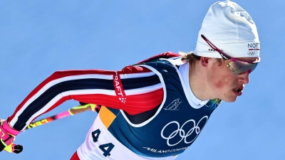 Johannes Hoesflot Klaebo hat sein achtes Gold bei Winterspielen gewonnen. (Foto: Daniel Karmann/dpa)