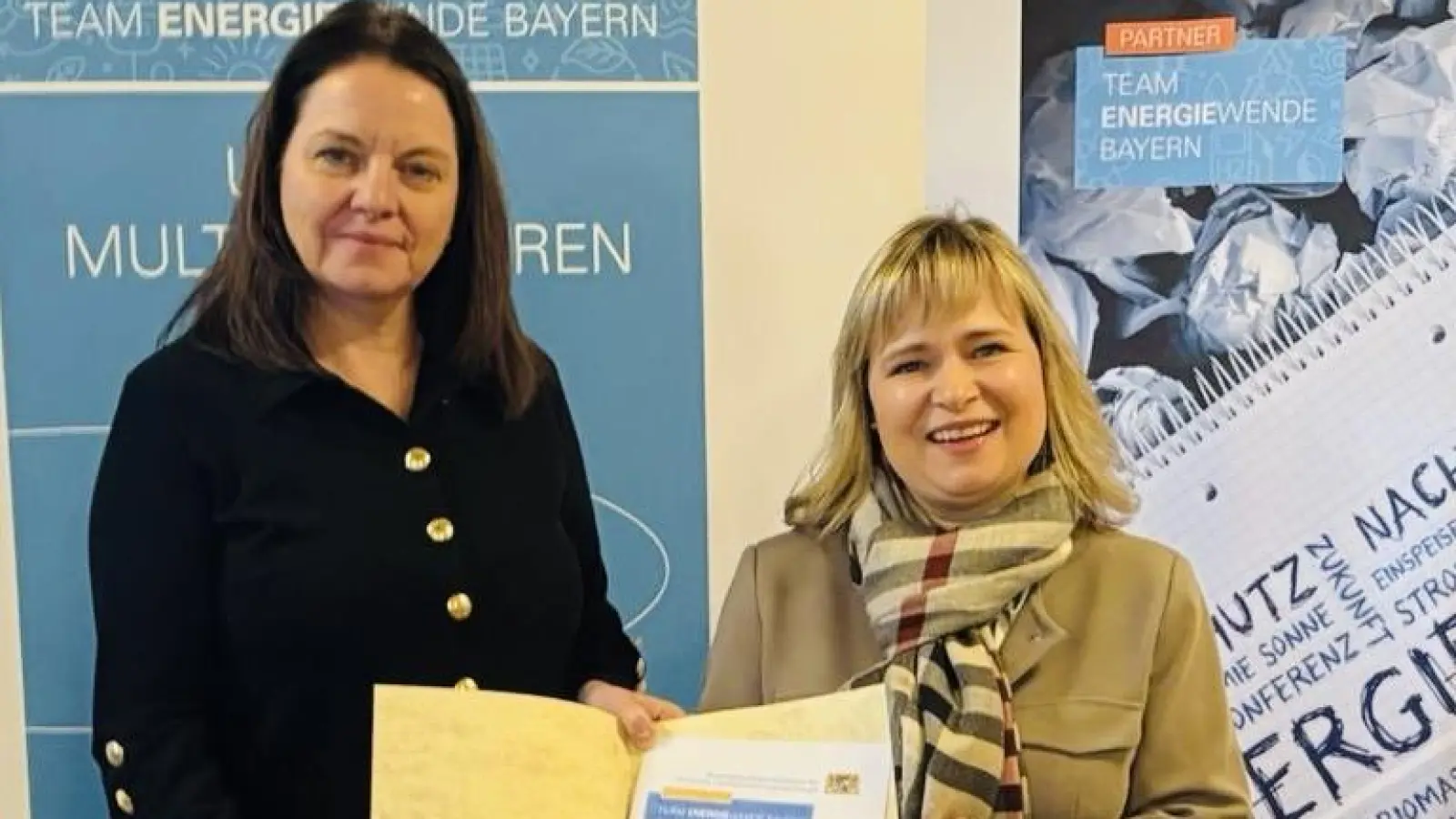 Dr. Kerstin Engelhard-Blum übergab Bürgermeisterin Claudia Wust die Auszeichnung. (Foto: Gemeinde Neuhof)