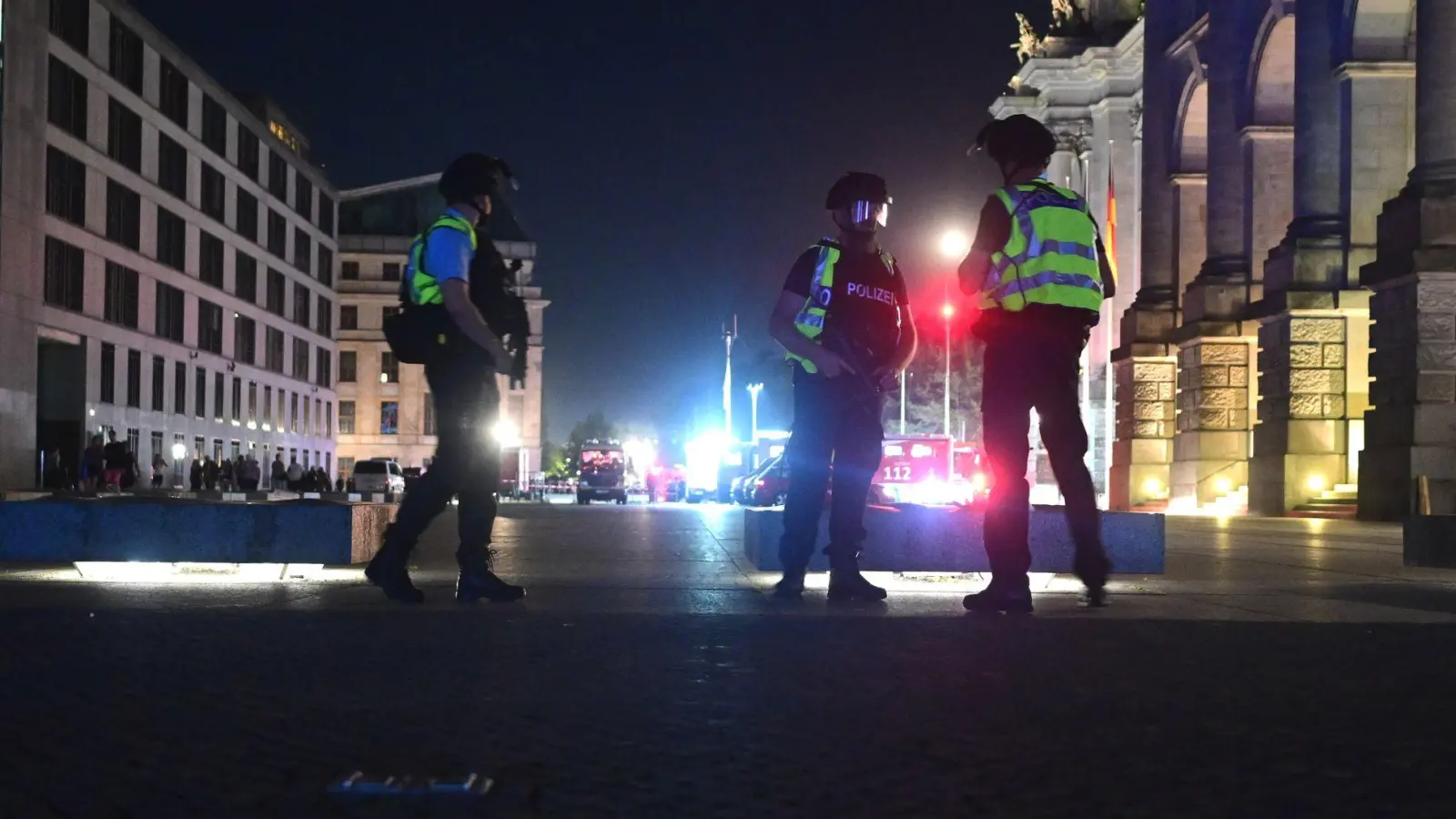 Einsatzkräfte der Polizei sind im Einsatz nach dem Abbruch des Christopher Street Day (CSD). (Foto: Fabian Sommer/dpa)