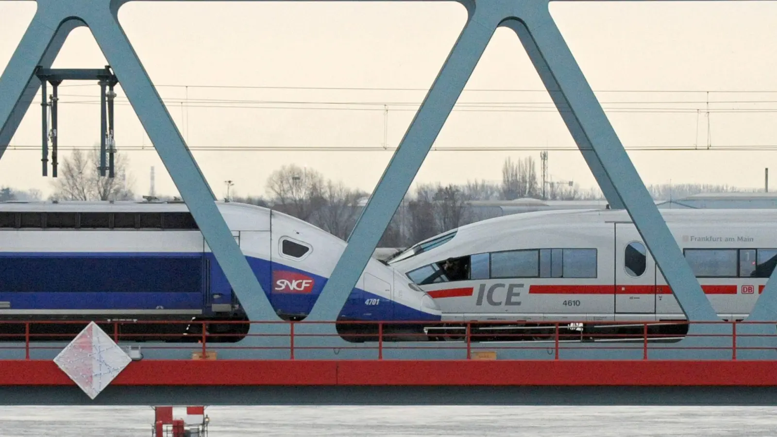 Ein Teil der TGV- und ICE-Züge zwischen Frankfurt sowie Stuttgart und Paris fällt aufgrund eines Bahnstreiks in Frankreich aus, teilte die SNCF mit. (Foto: Marijan Murat/dpa)