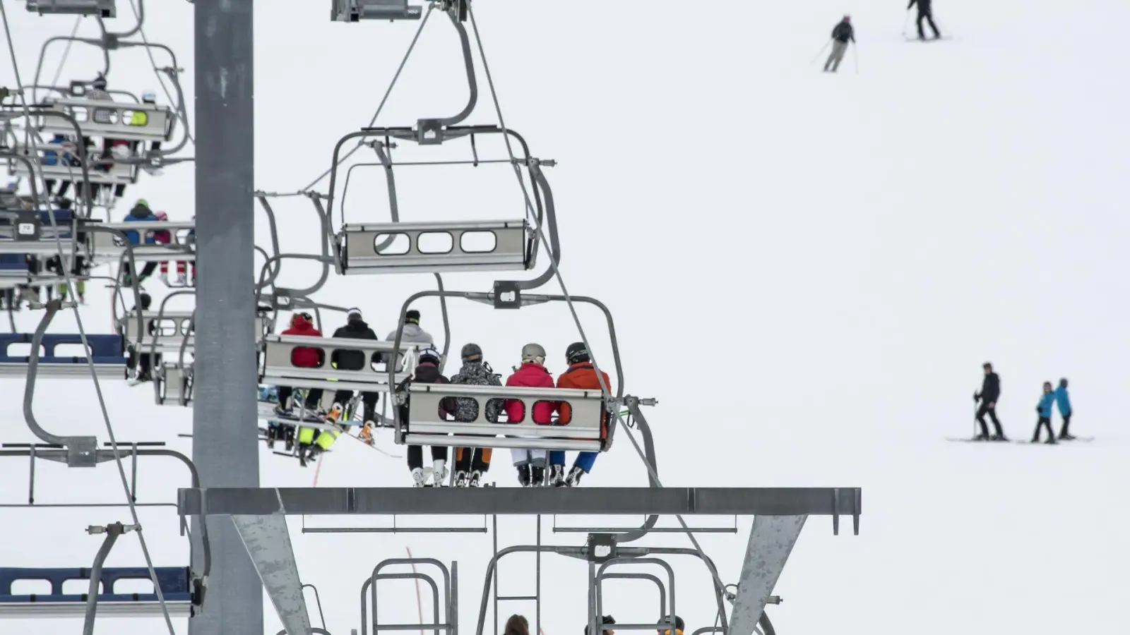 Mit dem Lift auf die Berge und auf den Brettern wieder hinab: Die Meinungen, ob Kinder diese Erfahrung in Skikursen noch machen sollten, gehen bei den Verantwortlichen doch ziemlich weit auseinander. (Foto: Pixabay/Gylfi)